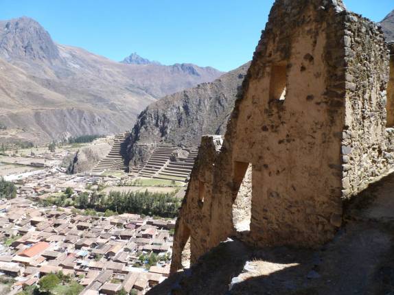 Chegando às ruínas dos armazéns, a vista para a cidade de Ollantaytambo, no Valle Sagrado, perto de Cusco, no Peru